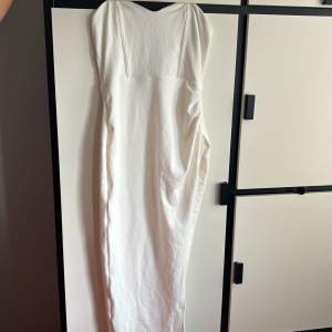 Fin figursydd vit klänning, tjockt material. Storleken är som L dock kan tillochmed passa en om man har XL då den är oerhört stretchig.😍