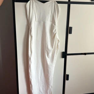 Studentklänning - Fin figursydd vit klänning, tjockt material. Storleken är som L dock kan tillochmed passa en om man har XL då den är oerhört stretchig.😍