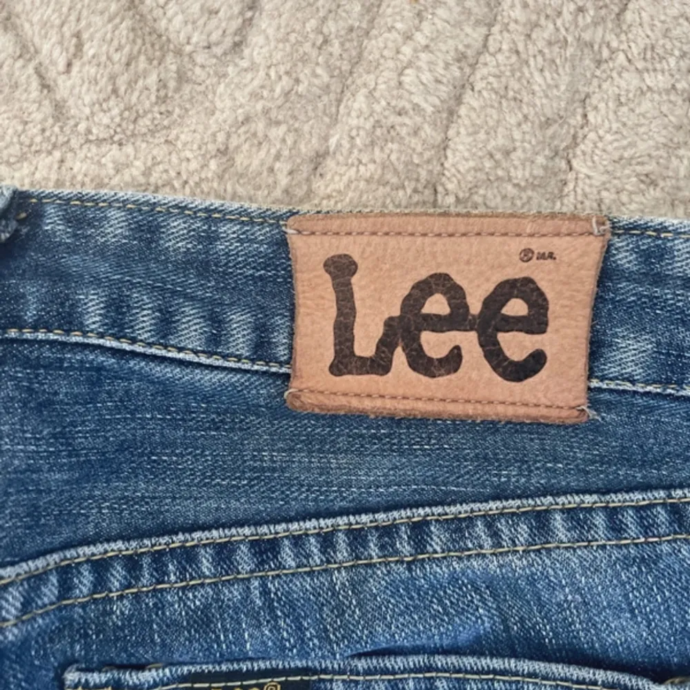 Säljer de här jätte snygga knappt använda LEE jeansen💘då de är lite för stora . Jeans & Byxor.