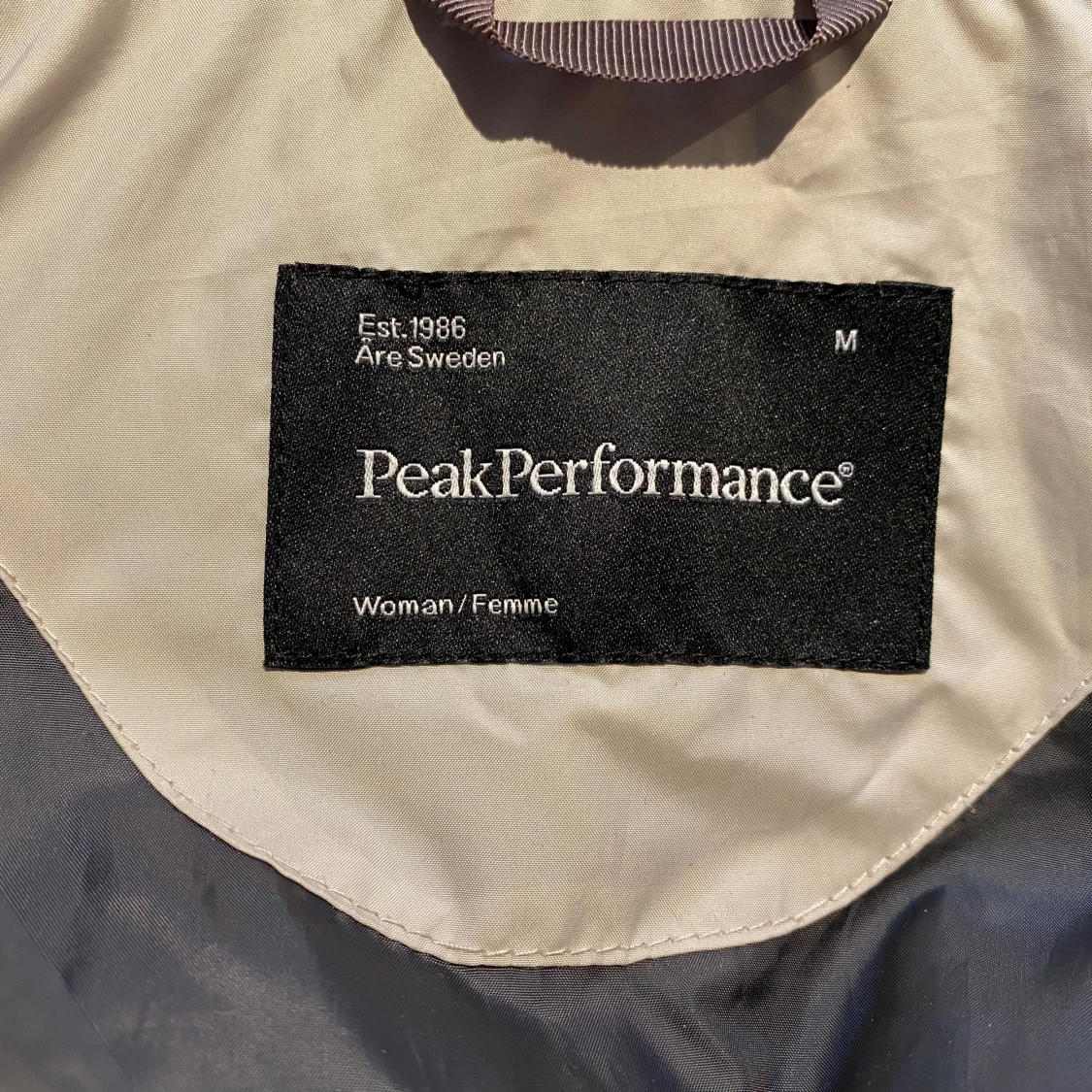 Beige vindjacka från Peak Performance modell Ellie J strl M. - 92