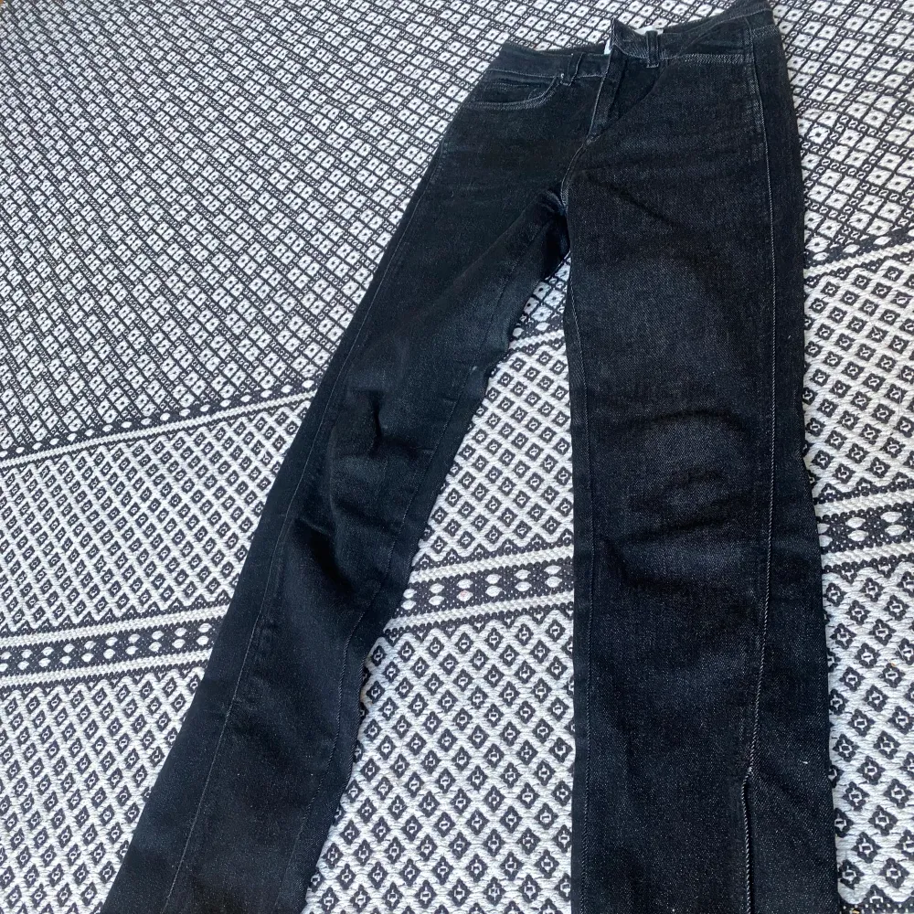 Bootcut jeans med trumpet ben. Öppna vid slutet av byxbenet. Sköna att ha på sig. Väldigt strechbara. . Jeans & Byxor.