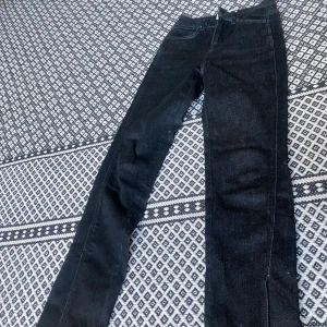 Bootcut jeans svarta!  - Bootcut jeans med trumpet ben. Öppna vid slutet av byxbenet. Sköna att ha på sig. Väldigt strechbara. 