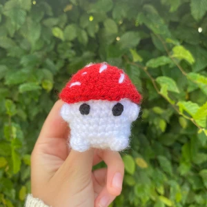 Liten svamp 🍄  - Finns i 2 olika storlekar. Liten, stor.  Denna svampen är liten, gå till min profil för att se den större svampen. 🍄 Liten svamp 49kr + frakt Går att köpa via instagram också, finns länkad i bion @ SmyckEmma heter jag där. 