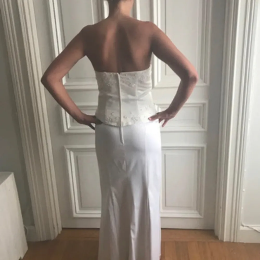 Brudklänning Storlek: 38-40/medium, sydd efter mina mått. Längd: Jag är 163 cm och kan ha 6-7 cm klack. Den fantastiska toppen är dekorerad med pärlor som är sydda för hand. Mått Från armhåla till armhåla ca 38–40 cm (det går att justera om måttet . Mekot.