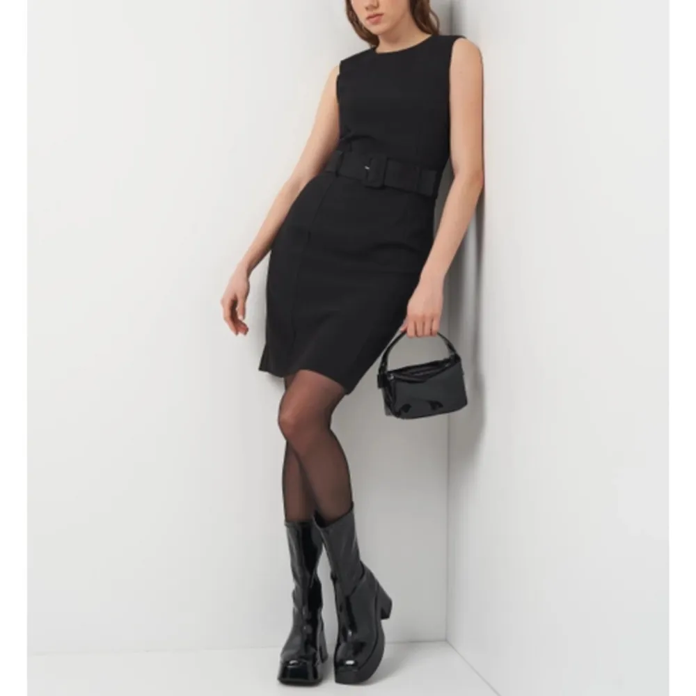 Jättefin svart elegant klänning från H&M. Endast använd en gång, så helt i nyskick!!  Säljer den även i beige (linne), se annan annons.. Klänningar.