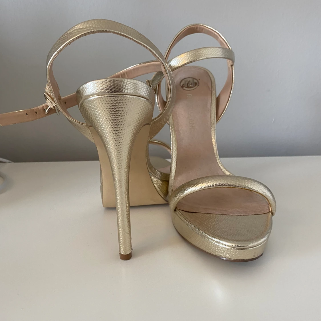 Guldiga klackskor - 90