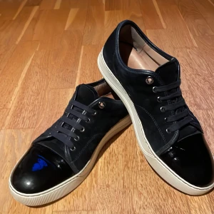 Lanvin - Säljer nu dessa feta mörkblåa läähnvins, riktigt sjysst skick skulle jag säga(går säker att piffa till lite om man vill) Priset kan diskuteras vid snabb affär, hör av dig vid minsta lilla fråga mvh :)