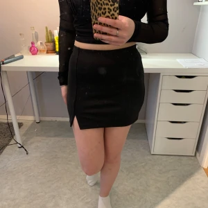 Kort kjol - Kort kjol med liten slits från Hm, som inte används längre😊