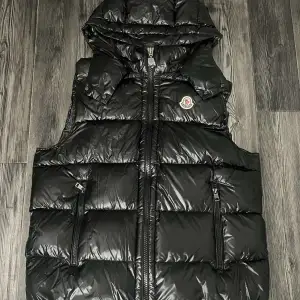 Moncler väst helt ny och oanvänd, qr kod och nfc funkar