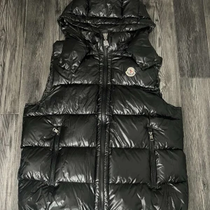 Moncler väst - Moncler väst helt ny och oanvänd, qr kod och nfc funkar