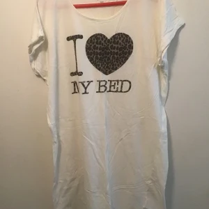 Nattlinne med text - Använt några gånger men fint i övrigt.  Vitt nattlinne med fin text