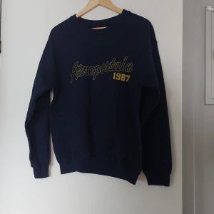 Sweatshirt - En mörkblå sweatshirt i storlek s. Väldigt bra skick, Skriv för fler bilder.