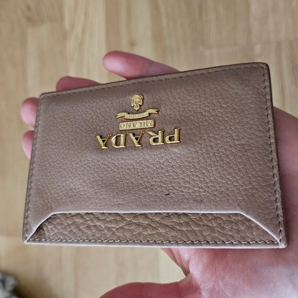 Prada korthållare, kvitto finns☺️. Accessoarer.