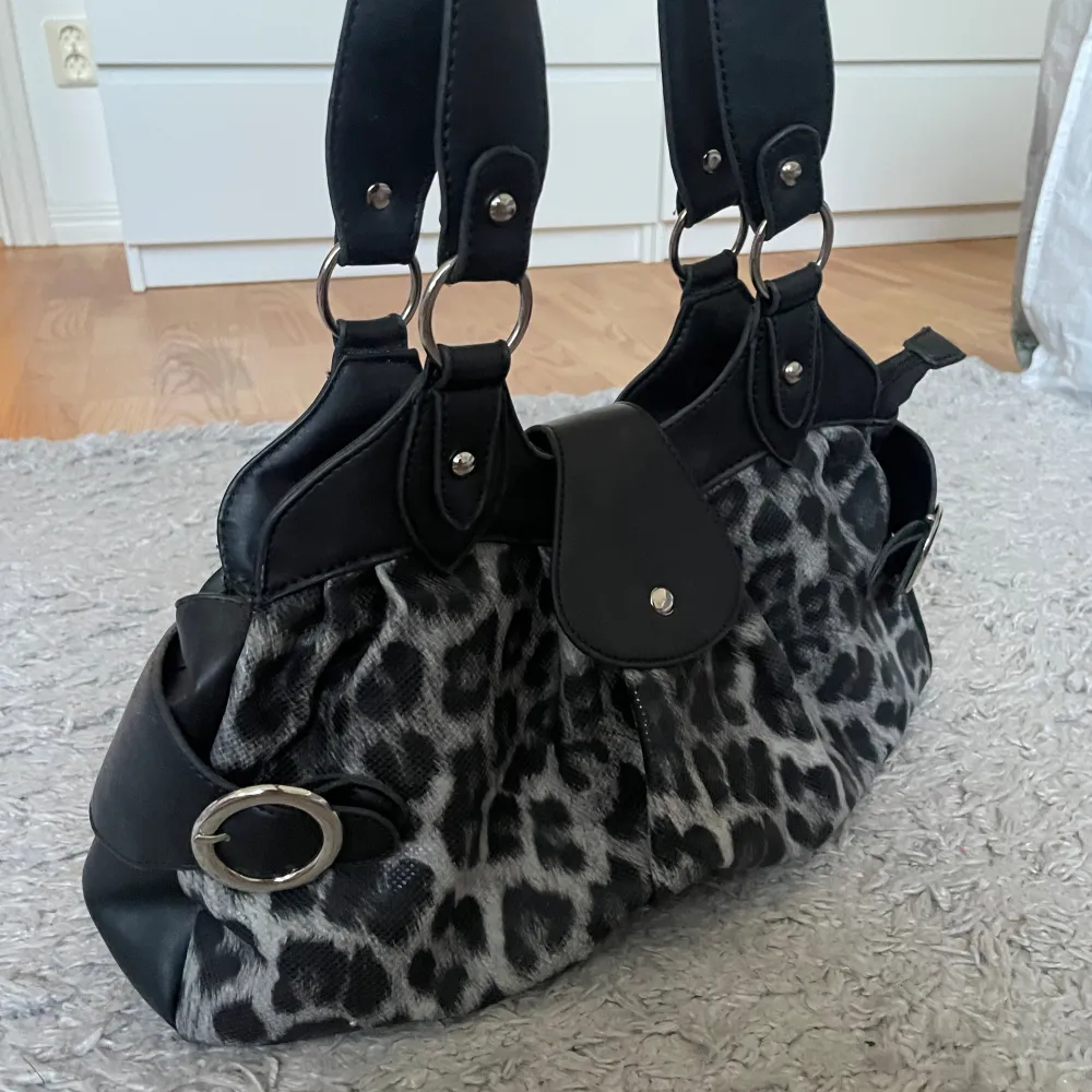 Väska i snyggt leopard mönster, trendig och jättecool! Bra skick, skriv vid frågor😇😇. Väskor.