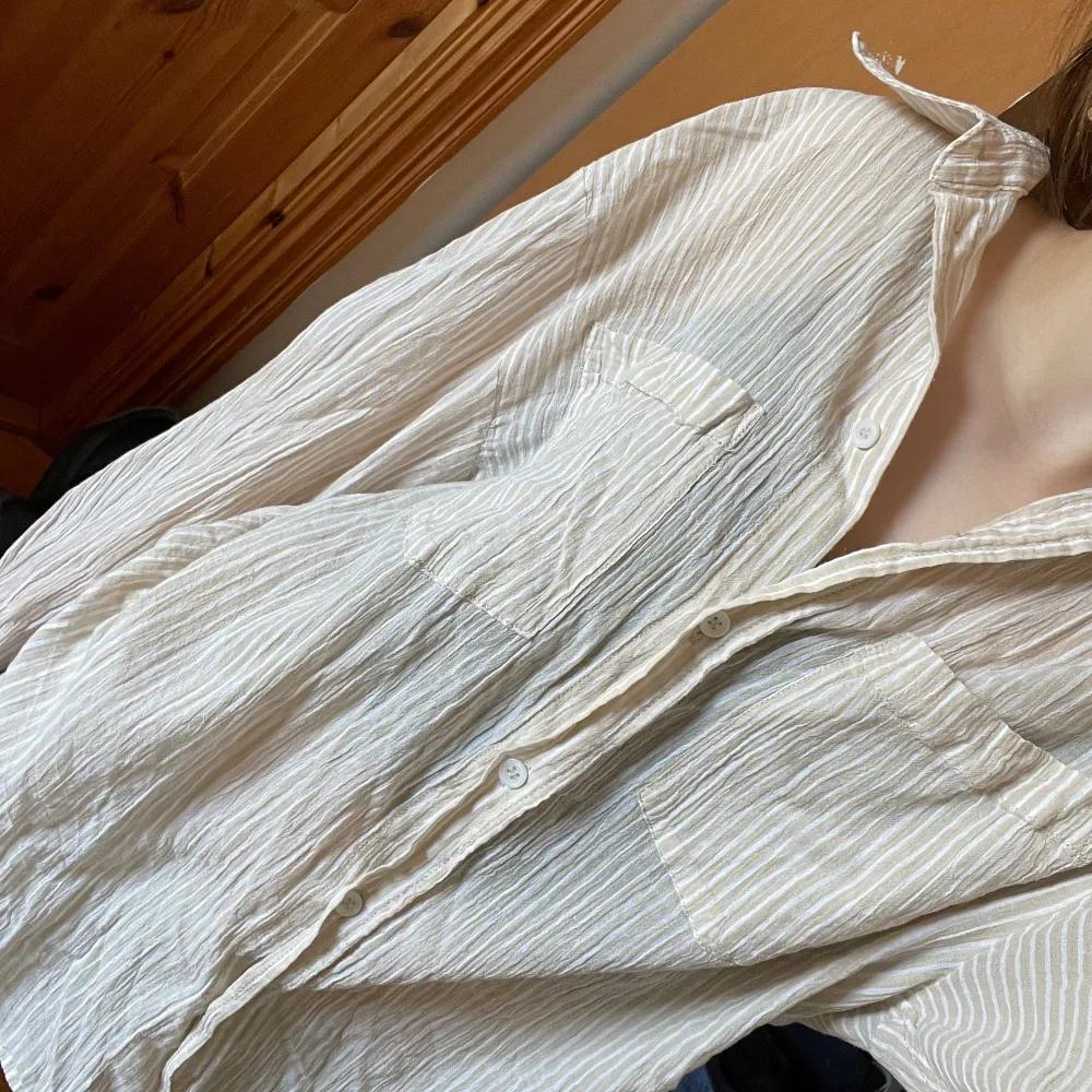 så fin randig skjorta från hm! passar nu till sommaren då materialet är ganska tunt och liknar linnetyg!. Blusar.
