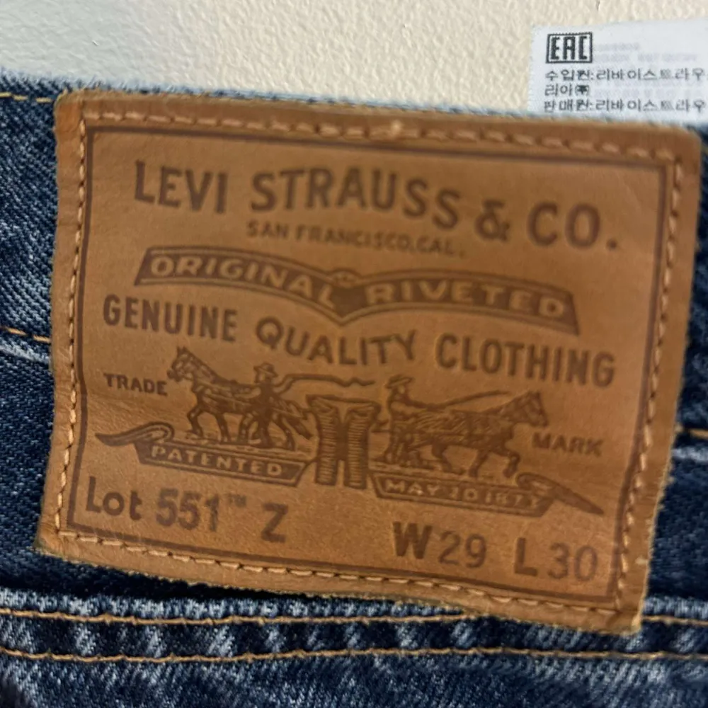 Säljer dessa snygga Levis 551z  W:29 L:30 Knappt använda alls, nyskick. Nypris 1200 Hör av er🙌. Jeans & Byxor.