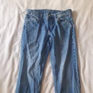 Säljer mina raka lågmidjade jeans ifrån HM då de inte kommer till användning längre! 🙏🏻🌺 