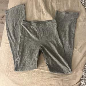 Ett par grå och ett par svarta bootcut yoga pants, helt oanvända. Långa i benen. Ett par för 70kr eller båda för 100kr.