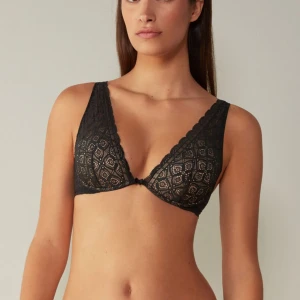 Intimissimi bh - Säljer denna bh från Intimissimi eftersom jag inte använder den längre, den är nästan som helt ny och inga defekter💖 fråga gärna om fler bilder