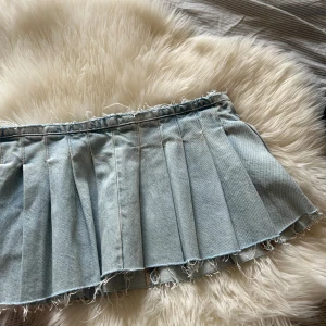 Kjol - Kjol med ”volanger” i storlek 36 från Zara, perfekt till sommaren!!!❤️‍🔥❤️‍🔥