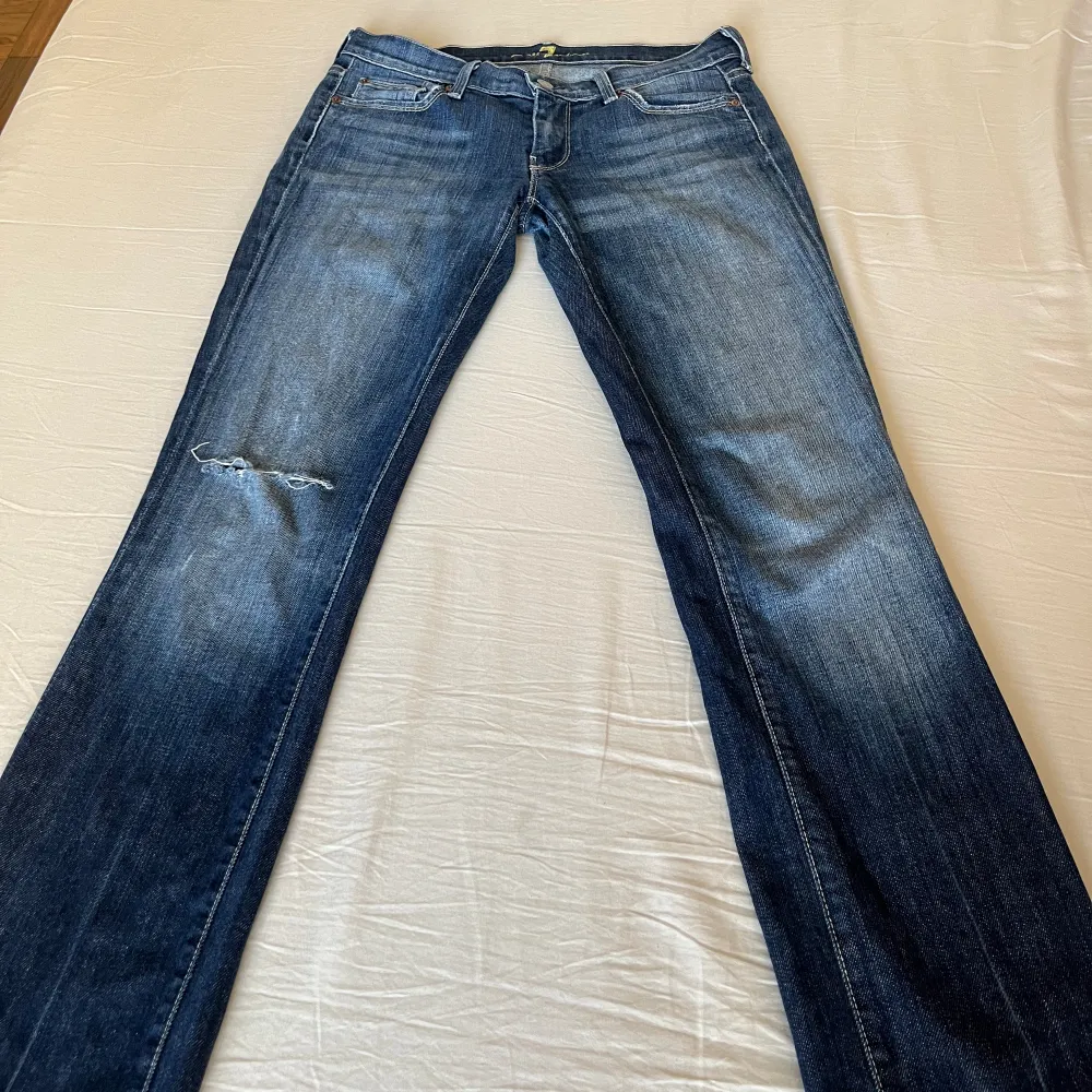 Lågmidjade jeans, köpta från 7 for all man kind. Säljer eftersom de inte kommer till användning.. Jeans & Byxor.
