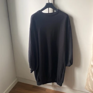 Klänning i hoddie material  - Den är knappt använd, storlek m ifrån NA-KD 