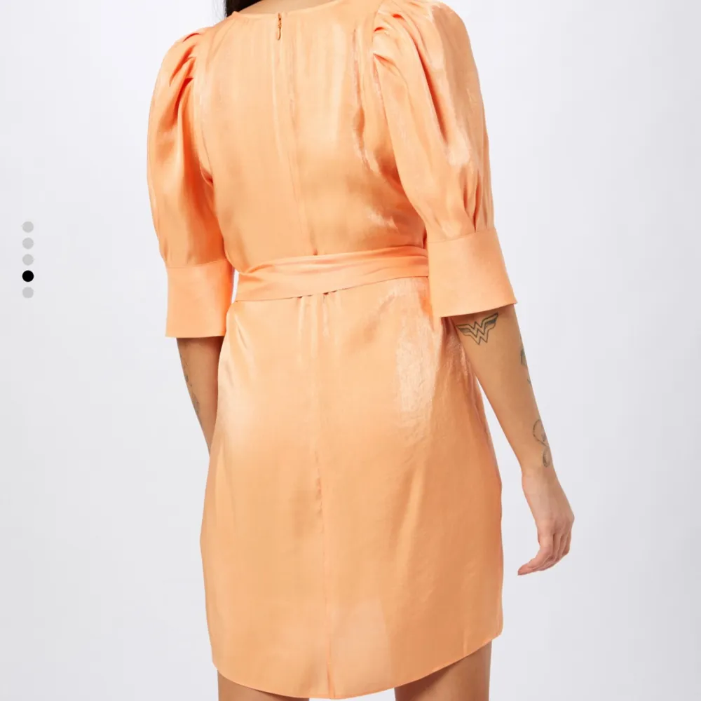 Säljer min superfina orange klänning från Twist & Tango. 🧡 modellen finns inte längre. Nypris: 1890:- . Helt felfri, som nyskick! . Klänningar.