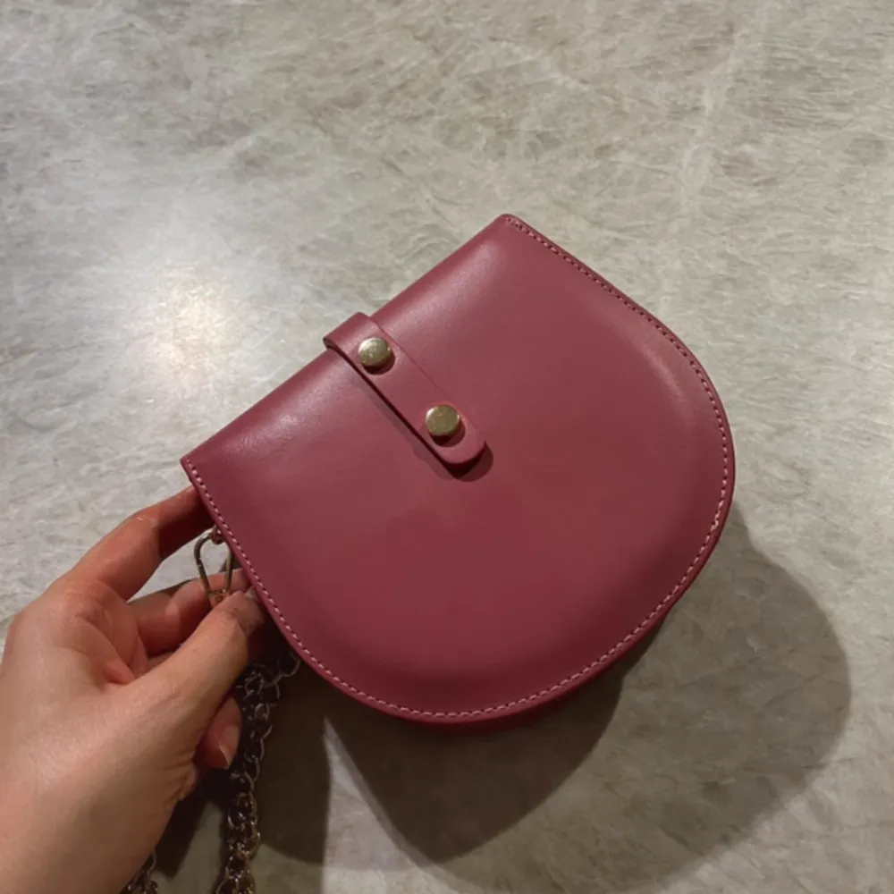 A very feminine and elegant cross body Italian hand bag with golden details. Genuine leather. I bought it in Rome from a store where they were being made. It’s unused.. Väskor.