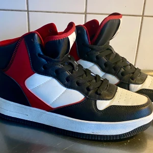 Nya sneakers  - Oanvända sneaker i läderimitation. Hög sula och ankelhögt skaft. Lätt vadderad kant och plös för skön komfort.  Innersula av textil.