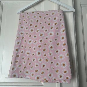 Sommarkjol  - Rosa sommarkjol med knappar framtill.