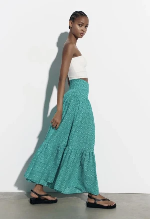 Mönstrad långkjol  - Svin cool mönstrad kjol från zara!!! Helt oanvänd!! Nypris 559 kr.   Hör av er vid intresse och/eller frågor! Pris är disskuterbart! 💗