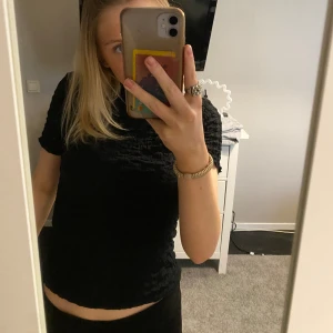 Zara tröja - Svart bubbel-tröja ifrån zara 💕använd en gång där med att jag inte gillar den på mig annars inget fel med tröjan, har ett litet hål i nacken som skulle kunna gå o sy igen 💕svårt och få tag på nu 💕