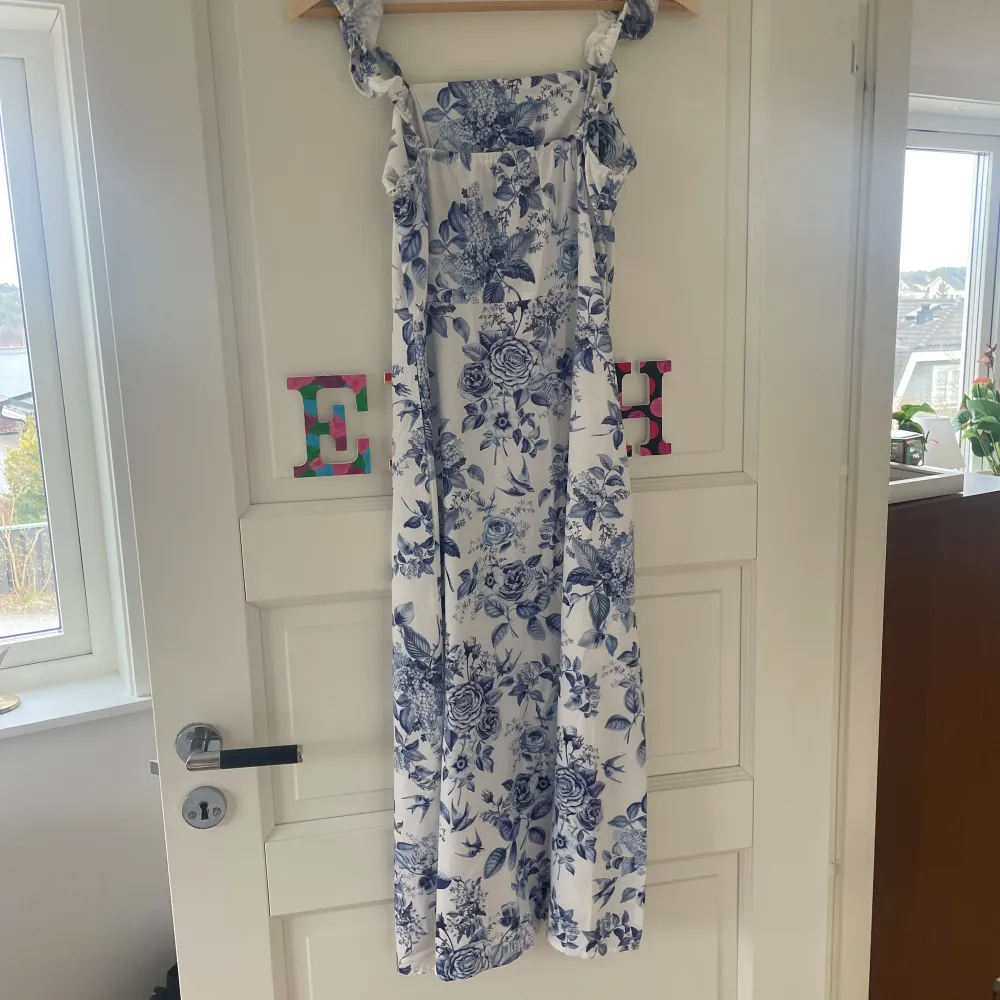En så fin blommig långklänning som är perfekt till om du är bjuden på student eller midsommar. Använd en gång så i bra skick 💖💖💖. Klänningar.