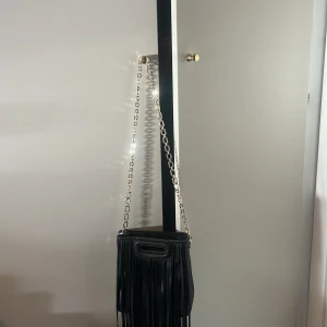 ÄKTA Maje väska  - Intressekoll på min maje väska som är i nyskick, köpt på Zalando för 1 år sedan. Självklar äkta. Dustbag och kvitto medföljer. 