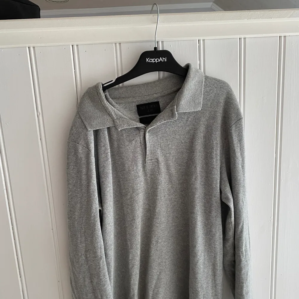 Säljer den här oanvända piké tröja, för använder knappt den. Skick: väldigt bra skick  Strl Small Säljer den för 749 Nypris 1999. Tröjor & Koftor.