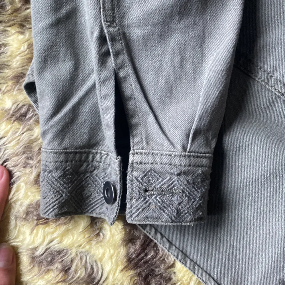 Grön jeans jacka från zara, köpt förra sommaren men andvöndes ibte jätte mycket pga för den hade för korta armar för mig, orginalpris: 300 ny pris 200 . Jackor.