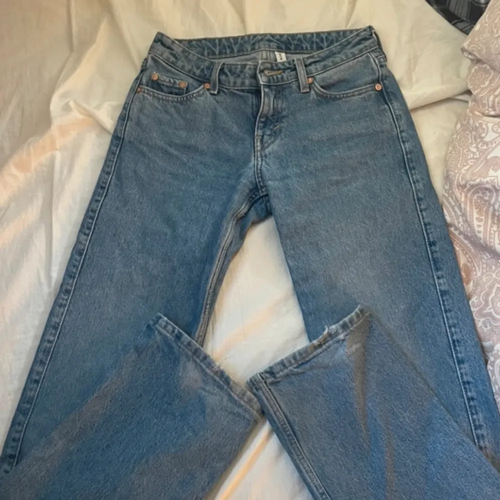 Säljer mina fina weekday jeans i fint skick. Dem är i modellen Arrow low, dem är lågmidjade och straight i passform ny pris 590.. Jeans & Byxor.