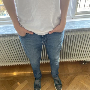 Tiger of Sweden jeans  - Hej! Säljer nu ett par riktigt feta tiger of Sweden jeans som är slim fit. Moddelen på jeansen är pistolero och storlek är W31 L32. Killen på bilden är 180cm och väger upp mot 70 kg. Skriv vid frågor och funderingar. 