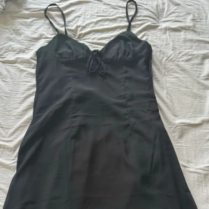 Klänning - Använt ett par gånger Väldigt bra skick Storlekslappen är borta men storleken är M