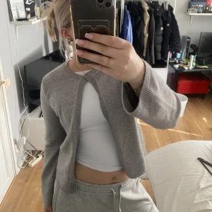 Kofta med en knapp🌼🌼 - Köpte den i förrgår och använd 1 gång under en middag. Jag kände inte jag passa i den därför jag säljer❤️