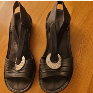 Sandaler - Rieker skor i bra skick, storlek 37. Kan fraktas men köparen står för frakten 💕