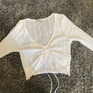Vit sommar blus - Jätte fin men inte min stil🤍 man kan ändra snörena så den blir olika storlekar som jag har gjort på bilden, armarna är utsvängda och den är tunn!🩷OBS. Jag har en vit topp under