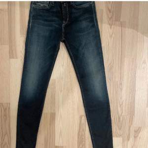 Nya replay jeans. Stl 27/30 färg mörkblåa