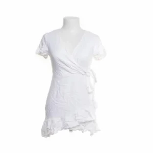 Vit omlottklänningen  - Vit omlottklänningen i linne, passar någon under 160 cm🫶🏼