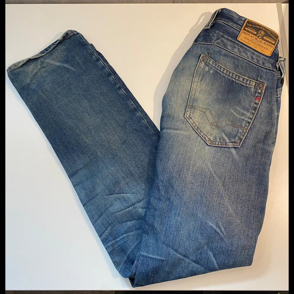 Ett par replay jeans som är i bra skick 8/10. Storlek är W29/L32. Om du har några frågor om jeansen är det bara att kontakta mig här på plick! . Jeans & Byxor.