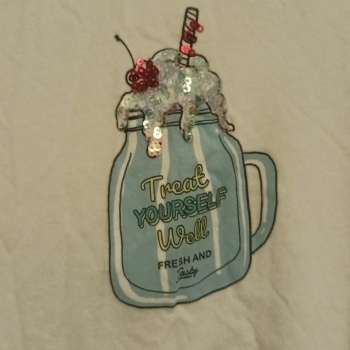 Vit t-shirt med en bild på en milkshake - 91