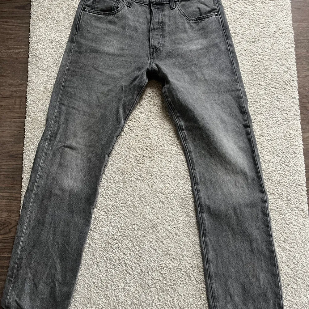 Supersnygga retro Levis 501 jeans i storlek W30L30. Aningen små i storleken då de inte är så mycket stretch, längden passade perfekt för mig som är 167cm. Köpt på Vinted men passade tyvärr inte så därför jag säljer dem💗. Jeans & Byxor.