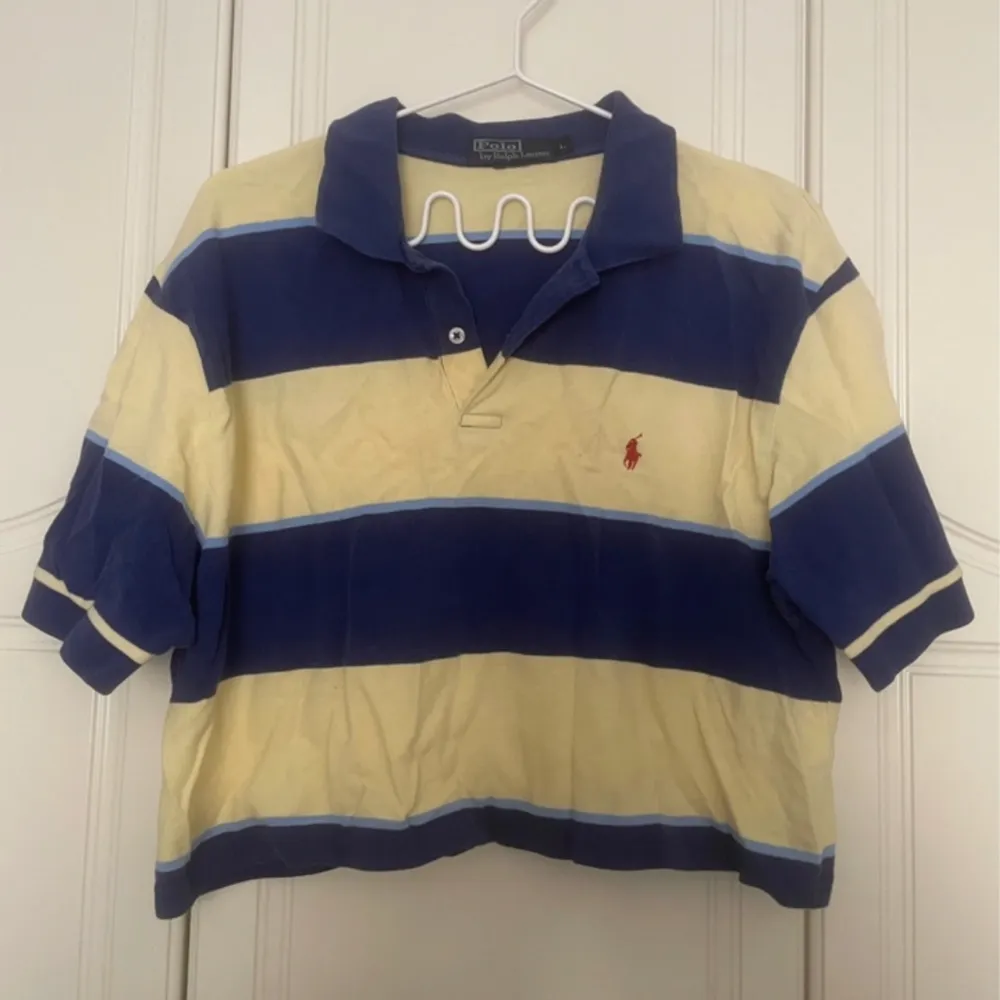 En croppad pikéskjorta från Polo by Ralph Lauren. Den är köpt på Beyond Retro. Själva skjortan är i storlek L men passar allt mellan XS-L då den är omsydd 💛. Toppar.