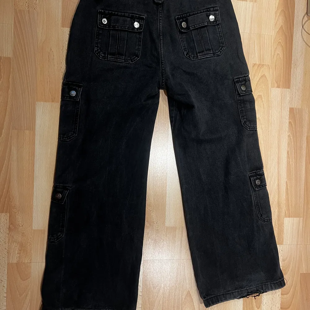 Coola cargo jeans med massa detaljer🥰. Jeans & Byxor.