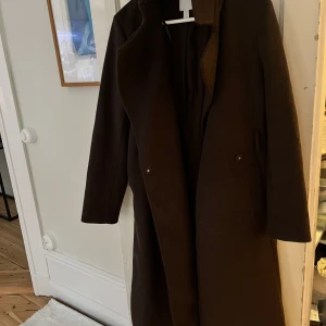 Brun lång kappa  - Lång brun kappa från H&M, knappt använd!